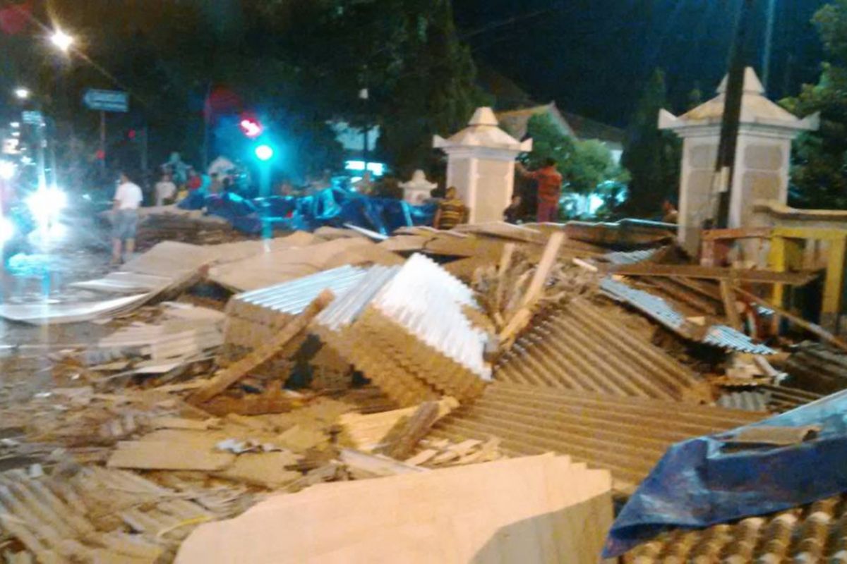 Empat kendaraan terlibat kecelakaan di lampu merah dekat DPRD Kabupaten Semarang Jl Diponegoro Ungaran, Sabtu (6/5/2017) malam, sekira pukul 21.00 wib.