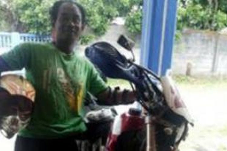 M Rizal Putra (42) memilih untuk touring keliling Indonesia.