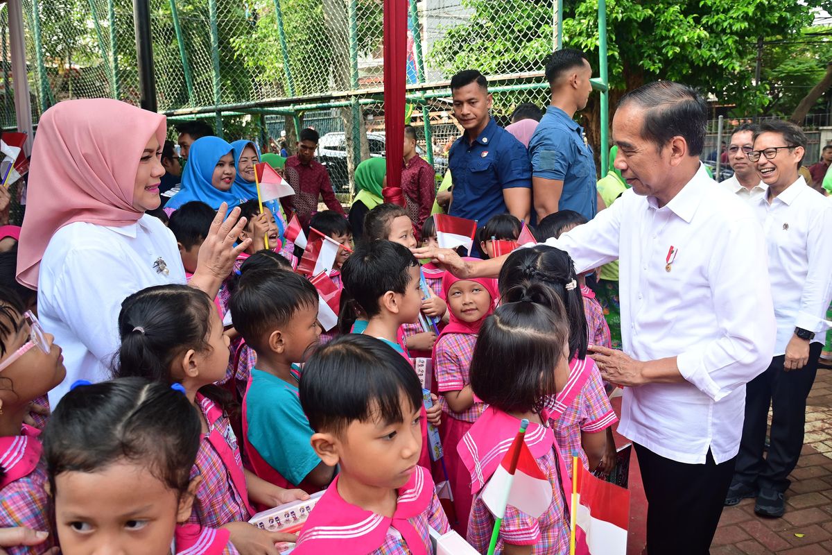 Presiden Joko Widodo menyapa anak-anak saat melakukan kunjungan ke Posyandu Terintegrasi RW 02 RPTRA Taman Sawo Kebayoran Baru, Jakarta Selatan, Selasa (11/6/2024).