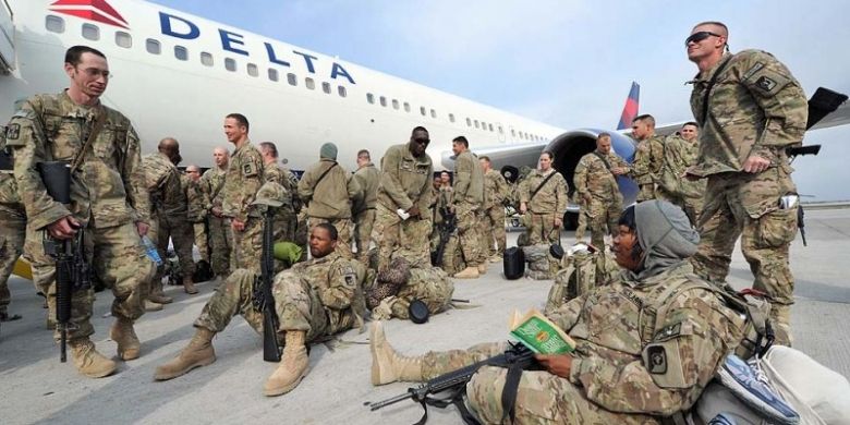 Pasukan AS di Pangkalan Udara Manas, Kirgistan sebelum diberangkatkan menuju Afganistan.