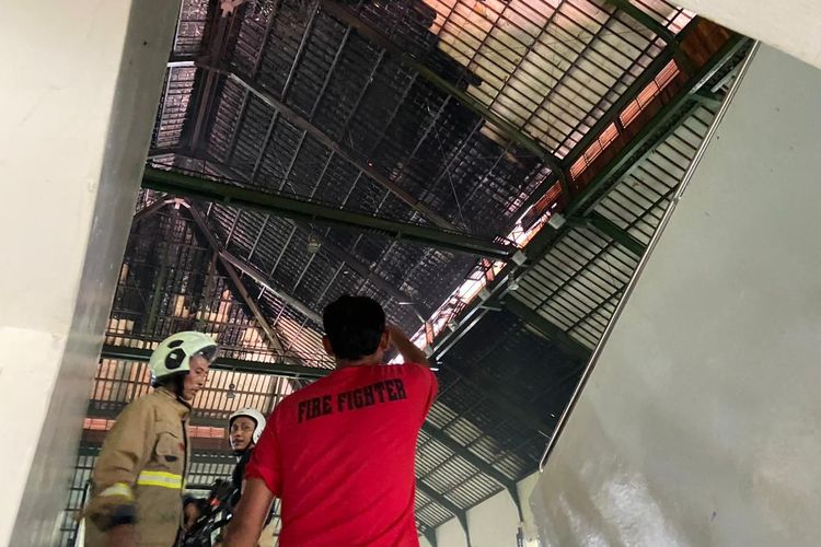 Bagian atas Gedung Olah Raga (GOR) Purna Krida di  Kerobokan Kaja, Kecamatan Kuta Utara, Kabupaten Badung, Bali, terbakar pada Rabu (24/1/2024) sekitar pukul 10.30 Wita