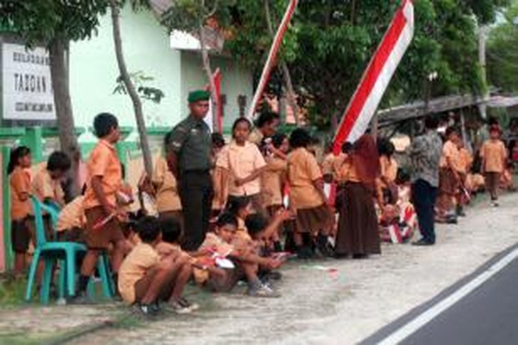 Siswa SD di Kecamatan Camplong, Kabupaten Sampang, sampai kelaparan menunggu Presiden SBY melintas di depan sekolahnya menuju Kabupaten Sumenep.