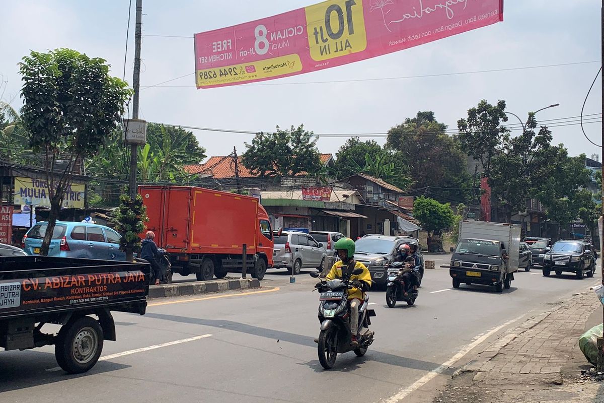 Kondisi Jalan Raya Ciputat pada pukul 10.45 sampai sekitar pukul 12.15 WIB pada Kamis (27/4/2023), suhu di kawasan tersebut sudah mulai panas mencapai 33 derajat. 