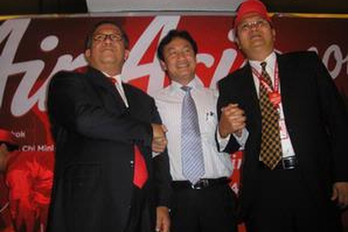 Dirjen Kebudayaan dan Pariwisata, Sapta Nirwandar (kiri), Wakil Dirjen Kebudayaan, Olahraga, dan Turisme Vietnam, La Quoc Khanh (tengah) dan CEO Air Asia Indonesia, Darmadi. Mereka berjabat tangan setelah launcing penerbangan Air Asia jalur Jakarta-Ho Chi Minh.