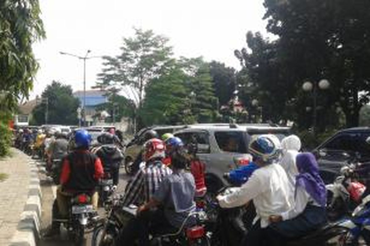 Kemacetan terjadi di Jalan Metro Pondok Indah, Jakarta Selatan, Senin (28/7/2014).
