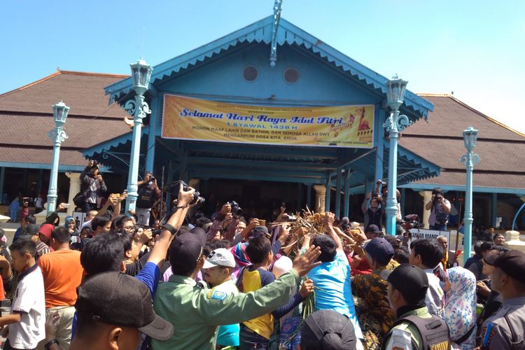 Warga berebutan Gunungan Jalar di Halaman Masjid Agung Solo, Rabu (27/6/2017).