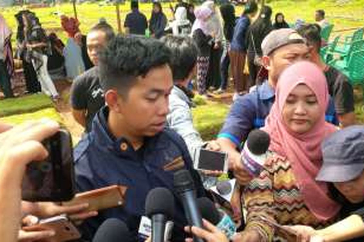 Putra angkat Tukul Arwana, Ega Prayudi, menghadiri prosesi pemakaman ibunya, Susiana, di Taman Pemakaman Umum (TPU) Jeruk Purut, Cilandak Timur, Jakarta Selatan, Rabu (24/8/2016).