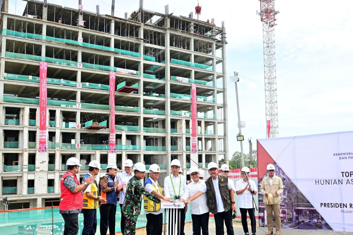 Presiden Joko Widodo saat melakukan seremoni penyelesaian akhir atau topping off hunian aparatur sipil negara (ASN) dan personel pertahanan keamanan (hankam) di Kawasan Ibu Kota Nusantara (IKN) Provinsi Kalimantan Timur pada Jumat (1/3/2024). 