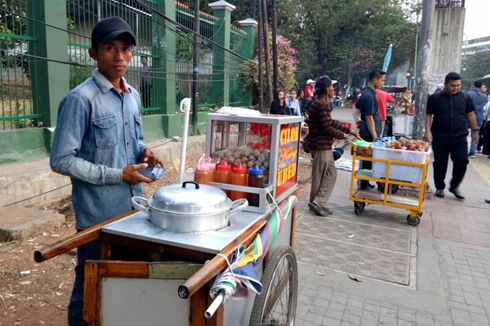 Mereka Berani Bertahan di Tengah Kepungan Gas Air Mata demi Mencari Rupiah