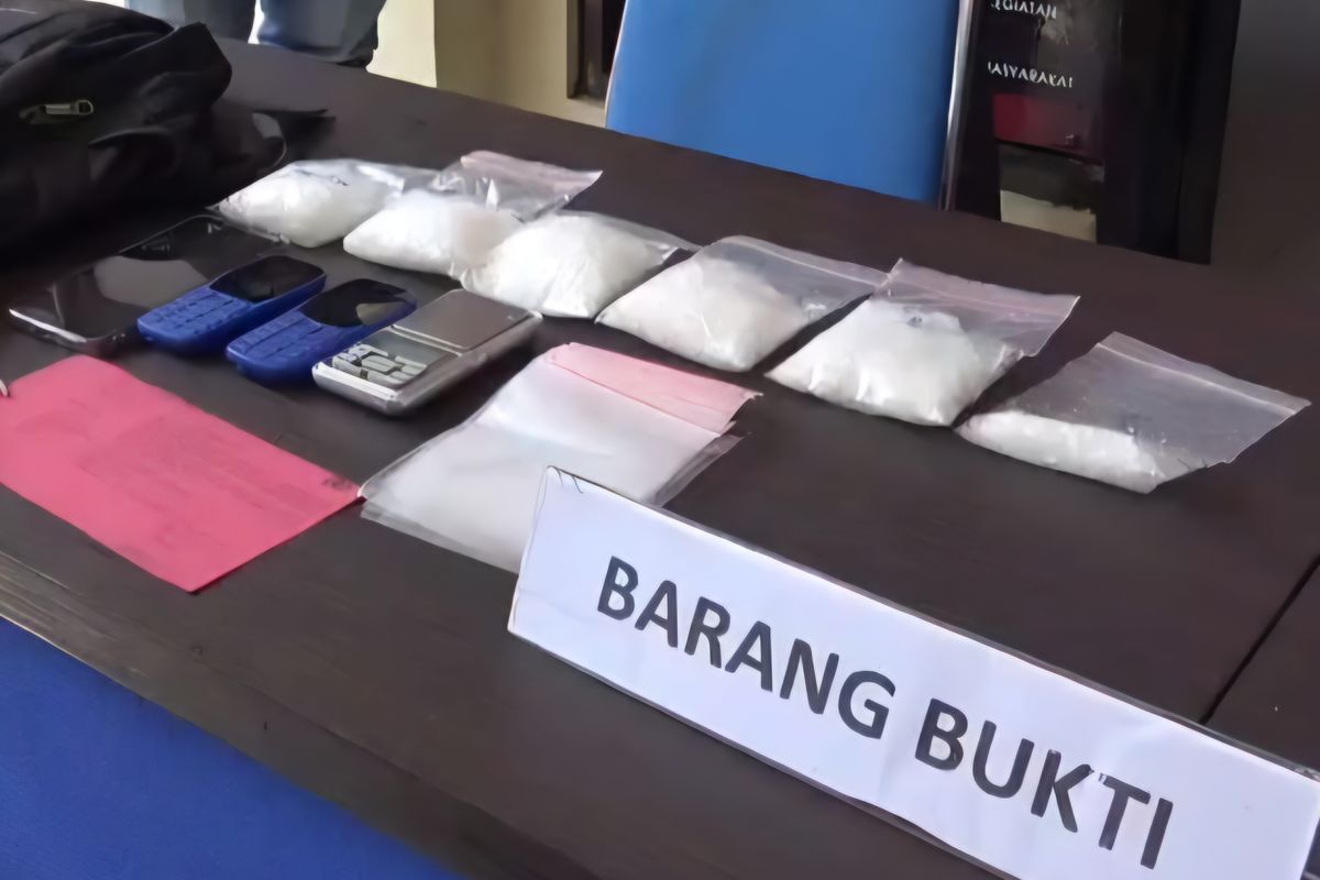 Potret narkoba jenis sabu dengan berat 448,87 gram yang dimiliki seorang pengedar narkoba berinisial KP (50) saat ditunjukkan dalam sesi jumpa pers di Polsek Tebet, Jakarta Selatan, Rabu (8/5/2024).