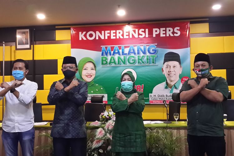 Calon bupati Malang, Lathifah Shohib (tengah) bersama timnya usai konferensi pers di Kota Malang, Minggu (27/9/2020).