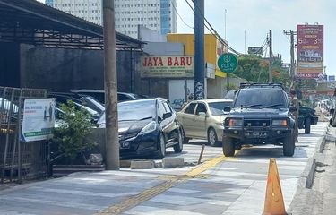 Sejumlah mobil terparkir di atas trotoar Jalan Margonda, yang masih dalam tahap revitaisasi pada Rabu (23/11/2022).