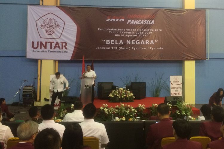 Menteri Pertahanan RI Ryamizard Ryacudu saat acara Kuliah Umum pembekalan 1250 mahasiswa baru Tahun Akademik 2018-2019 yang bertema “Saya Indonesia, Saya Pancasila” di Universitas Tarumanegara, Jakarta, Rabu (8/8/2018).