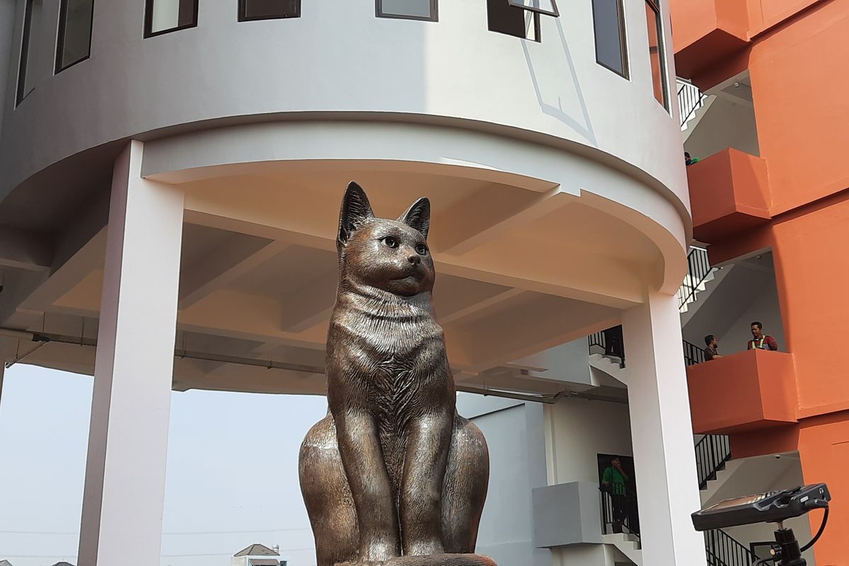 Monumen patung kucing berdiri di depan Kampung Susun Produktif Tumbuh Cakung di Jalan Kavling DPR Kampung Pulo Jahe, Jatinegara, Cakung, Jakarta Timur. Foto diambil pada Kamis (24/8/2022).