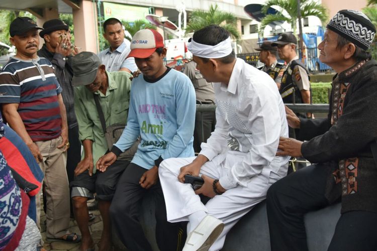 Bakal calon wakil gubernur Jawa Barat asal Golkar dan Demokrat, Dedi Mulyadi, tiba paling awal untuk menjalani tes kesehatan dan langsung menghampiri pedagang di depan trotoar RSHS Bandung, Kamis (11/1/2018).