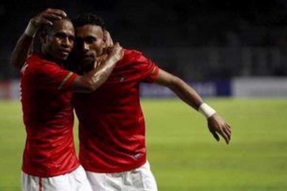 Pemain Indonesia, Oktovianus Maniani (kiri) berselebrasi dan Titus Bonai berselebrasi seusai berhasil mencetak gol ke gawang Kamboja, dalam laga penyisihan Grup A cabang sepak bola SEA Games XXVI/2011 di Stadion Utama Gelora Bung Karno, Senayan, Jakarta, Senin (7/11/2011). Indonesia bermain dengan gemilang dan mengalahkan Kamboja dengan skor 6-0.