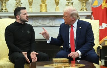 Presiden Amerika Serikat Donald Trump (kanan) dan Presiden Ukraina Volodymyr Zelensky (kiri) saat berdebat sengit mengenai kesepakatan mineral langka di Oval Office, Gedung Putih, Washington DC, AS, Jumat (28/2/2025).