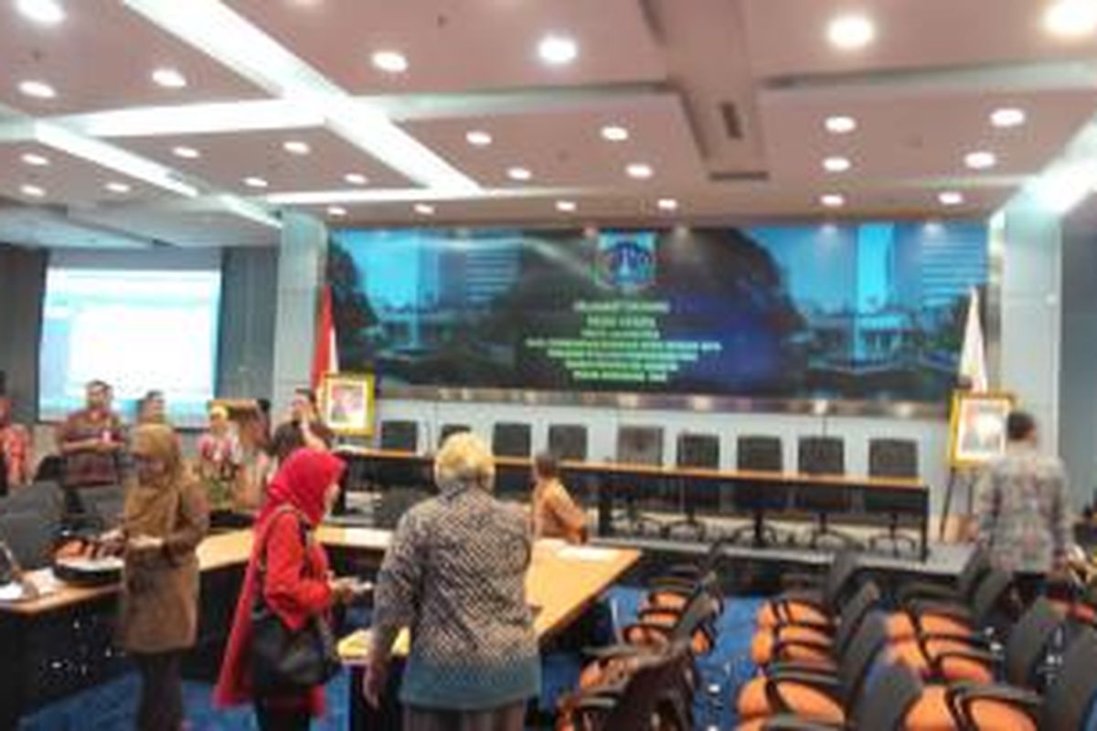 Ratusan pejabat kepala unit kerja perangkat daerah (UKPD) berada di luar ruangan yang akan digunakan untuk rapat input e-budgeting hasil pembahasan TAPD Pemprov dan Banggar DPRD, di Balai Kota DKI Jakarta, Kamis (19/3/2015)