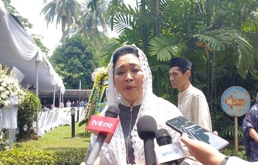 Putri Presiden RI Ke-2, Soeharto sekaligus Ketua Komisi IV DPR RI, Titiek Soaherto melayat ke rumah duka Wakil Presiden RI Ke-4 Umar Wirahadikusumah, Karlinah di Menteng, Jakarta Pusat, Senin (6/10/2025).