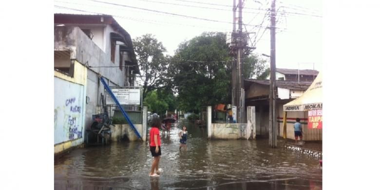 Salah satu perumahan di wilayah Kembangan masih terendam banjir. Hal tersebut mengganggu aktivitas warga sehari-hari. Foto diambil pada Rabu (11/02/2015).