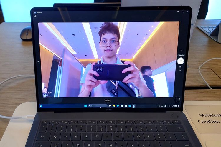 Bagian bingkai (bezel) atas layar Huawei MateBook X Pro 2024 dilengkapi dengan kamera webcam dengan resolusi HD (1.080p). Kamera ini didukung sejumlah fitur seperti Beauty, FollowCam, Eye Contact, dan Virtual Background. 