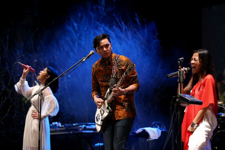 Grup Barasuara menghibur penonton saat konser bertajuk Guna Manusia pada gelaran Liztomania volume 4 di Gedung Kesenian Jakarta, Selasa (14/8/2018). 