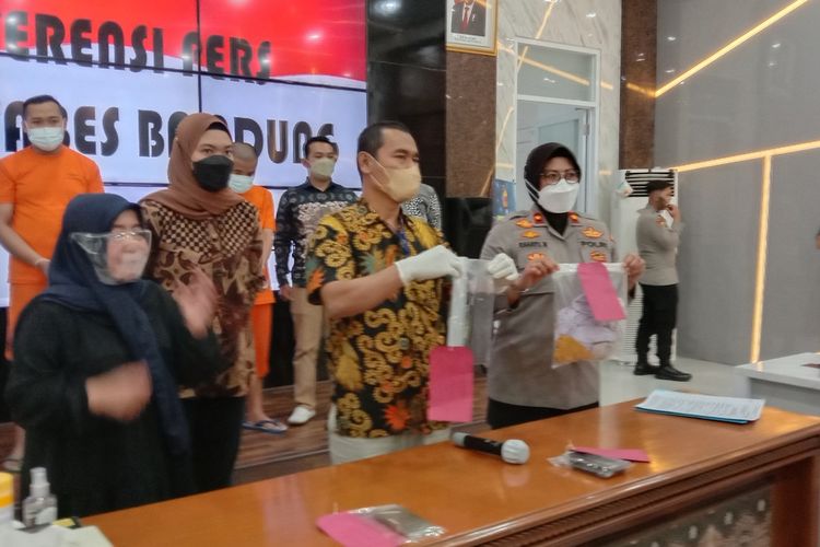 Kasat Reskrim Polrestabes Bandung AKBP Rudi Trihandoyo tengah memperlihatkan barang bukti pencabulan yang dilakukan seorang sekuriti rumah sakit terhadap anak berumur 13 tahun di Bandung, Jumat (4/1/2022).