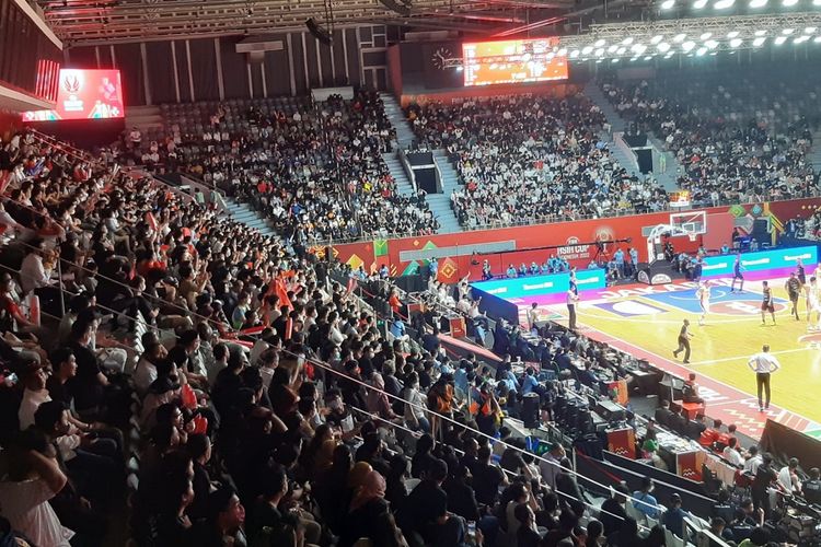Suasana tribune Istora Senayan, Jakarta, yang terlihat dari spot media pada laga playoff perempat final FIBA Asia Cup 2022 antara timnas basket Indonesia dan China, Senin (18/7/2022) sore WIB. Dari tribun itu, terdengar sorak-sorai pendukung China di tengah gemuruh Istora Senayan.