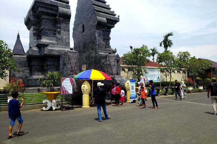 Suasana di pelataran depan gapura Makam Bung Karno di Kelurahan Bendogerit, Kota Blitar, Selasa (1/2/2022)