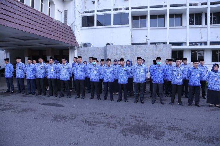 Aparatur Sipil Negara (ASN) di kantor Pemerintahan Provinsi Sumatera Selatan saat menggelar apel pagi. Saat ini,ASN di Pemprov Sumsel meniadakan finger print dan kembali menggunakan absensi manual, untuk mencegah penyebaran virus corona.