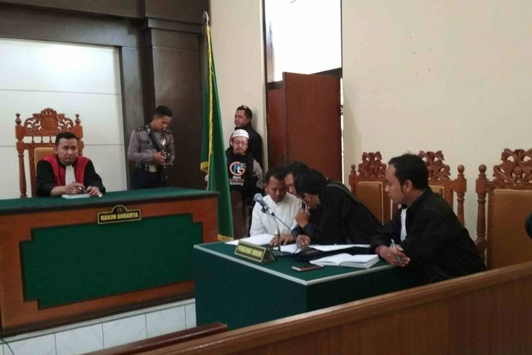 Terdakwa kasus dugaan politik uang (kemeja putih) dalam sidang putusan di pengadilan negeri Temanggung, Rabu (11/7/2018)