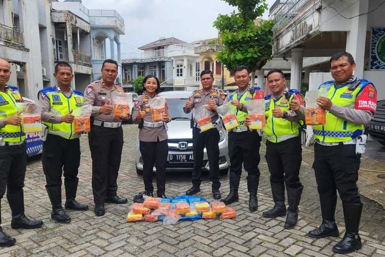 Petugas Satlantas Polresta Pekanbaru memperlihatkan barang bukti sabu yang ditangkap di jalan lintas timur, di Kota Pekanbaru, Riau, Selasa (14/3/2023).