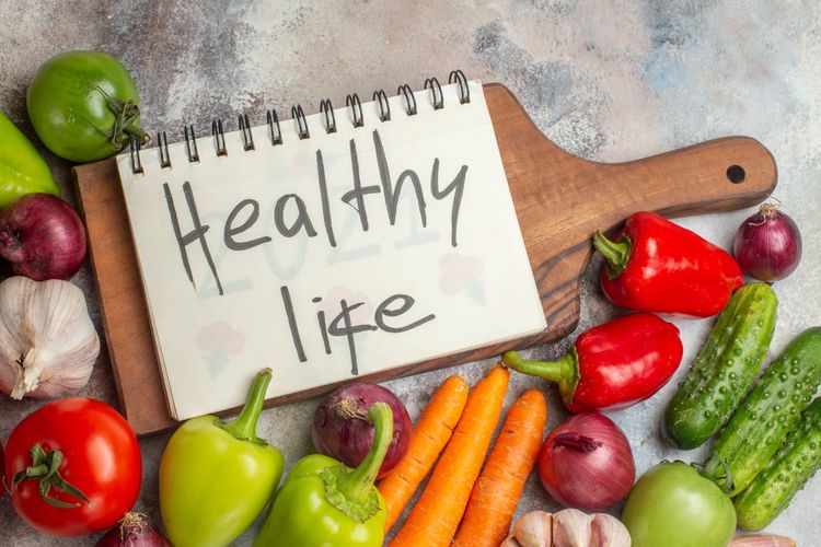 Selain menerapkan pola hidup sehat secara keseluruhan, memperhatikan kecukupan konsumsi sumber vitamin untuk daya tahan tubuh juga menjadi hal yang penting.