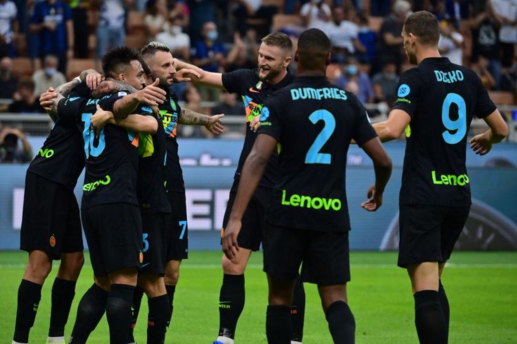 Para pemain Inter Milan merayakan gol ke gawang Bologna pada laga lajutan pekan keempat Liga Italia 2021-2022 di Stadion Giuseppe Meazza, Sabtu (18/9/2021).