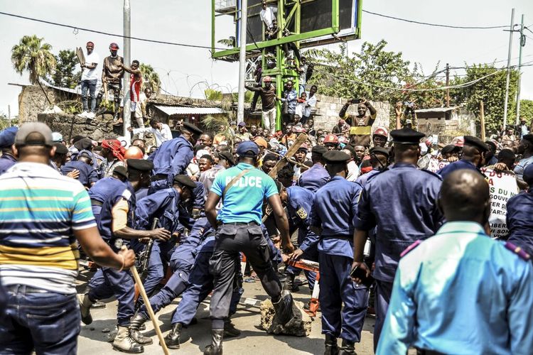 Demonstran dihentikan oleh polisi ketika mereka mencoba untuk berbaris menuju perbatasan dengan Rwanda, di Goma, Republik Demokratik Kongo, Rabu 15 Juni 2022. 