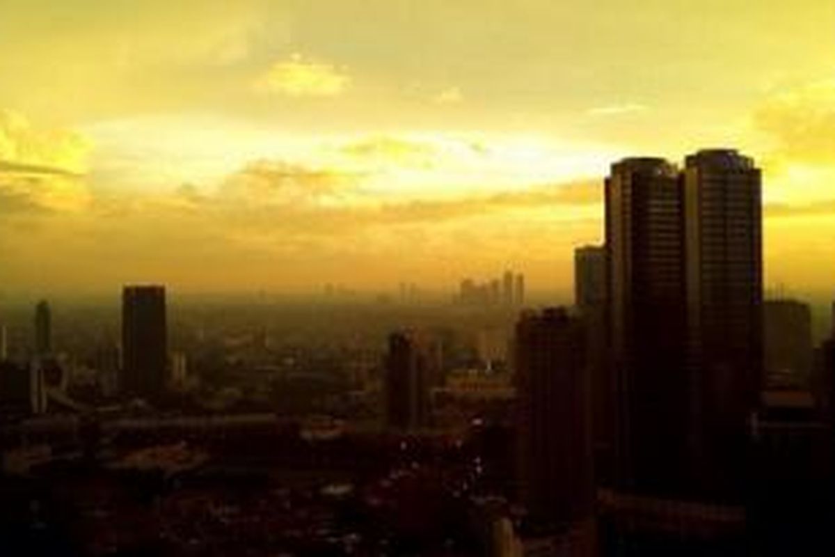 Langit sore Jakarta seperti diabadikan oleh pengguna Twitter, Amalia, pada 25 Desember 2013. Sejak 22 Desember 2013 hingga 21 Maret 2014, siang di Indonesia akan lebih lama daripada malam. 