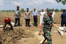 Pemda Cirebon Janji Perbaiki Jalan Rusak, Warga Bongkar Kuburan dan Cabut Pohon Pisang