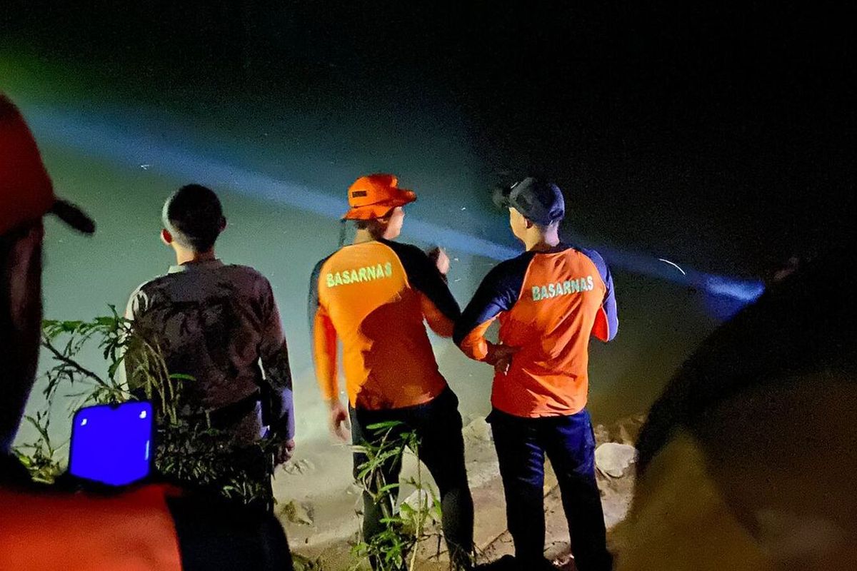 Seorang remaja yang diketahui bernama Aril (15) dilaporkan tenggelam dan hilang saat berenang bersama teman-temannya di Sungai Saddang, Desa Bera, Kecamatan Makale, Kabupaten Toraja, pada Jumat (28/6/2024) sore.