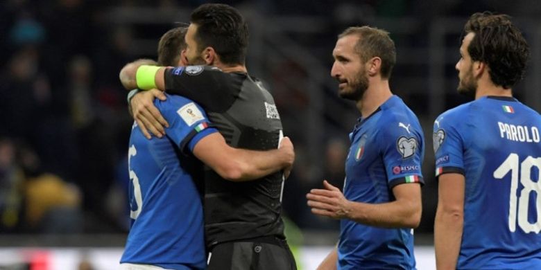 Gianluigi Buffon (kedua dari kiri) memeluk Andrea Barzagli setelah timnas Italia bermain imbang 0-0 dengan Swedia pada partai kedua play-off Kualifikasi Piala Dunia 2018 di Stadion Giuseppe MEazza, Selasa (14/11/2017) dini hari WIB.