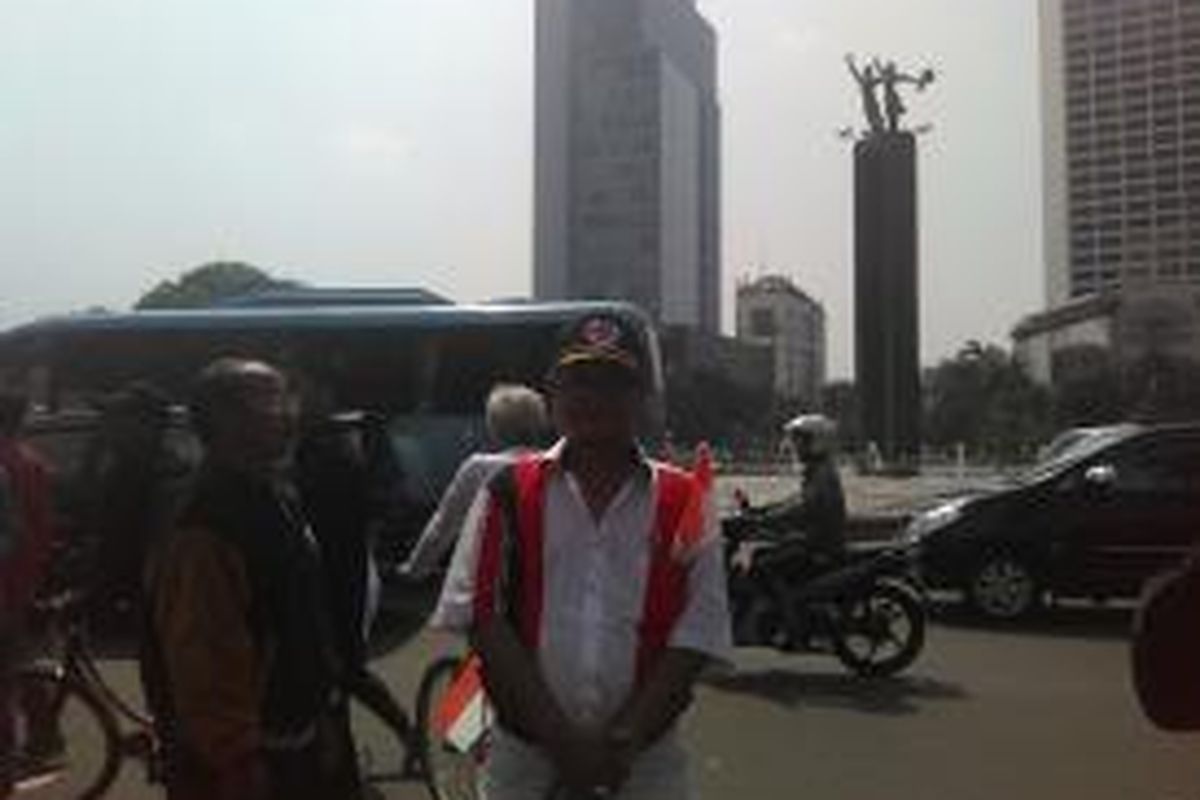 Donny Sedyohusodo, pendukung Jokowi yang datang dari Mataram, sedang berpose di Bundaran HI, Senin (20/10/2014).
