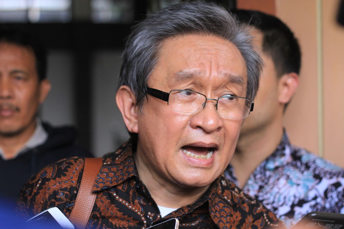 Kuasa Hukum Ahmad Yani, Maqdir Ismail memberikan keterangan kepada wartawan usai menjalani sidang di Pengadilan Negeri Klas 1A Palembang, dengan agenda nota keberatan atau eksepsi, terhadap terdakwa Bupati Muara Enim non aktif Ahmad Yani, Selasa (7/1/2019).