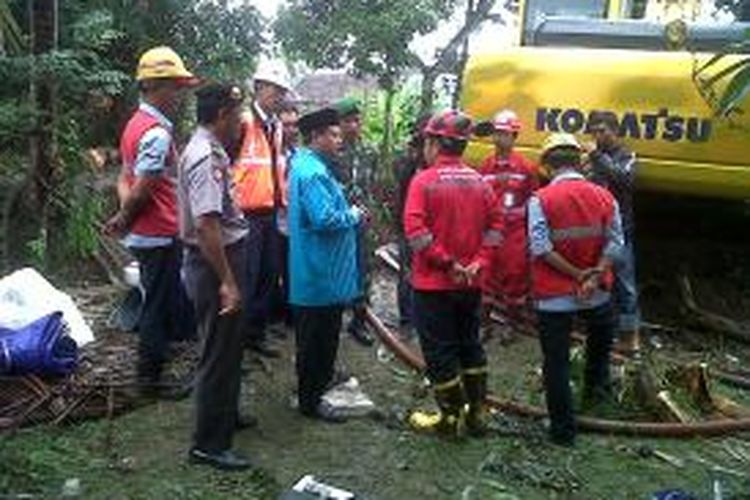 Bupati Tasikmalaya (Batik) meninjau lokasi kebocoran pipa Pertamina di wilayah Kecamatan Manonjaya, Kabupaten Tasikmalaya, Kamis (23/10/2014).