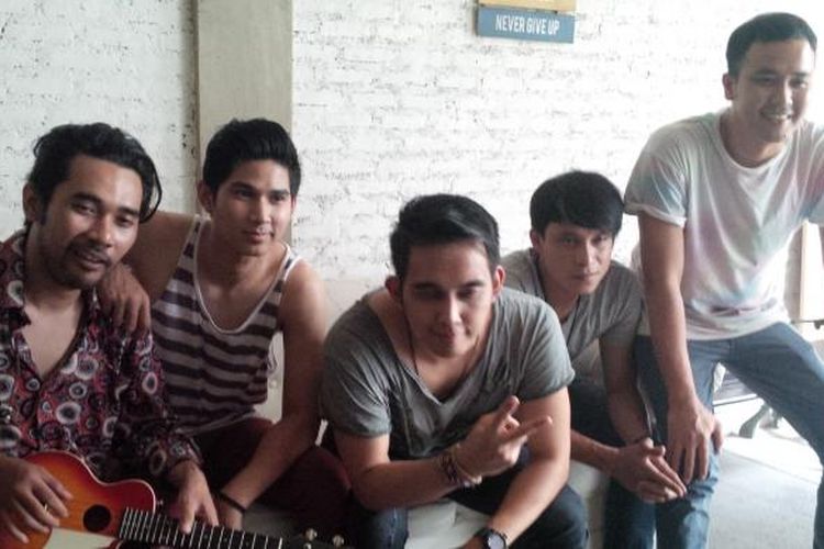 Grup band Lyla diabadikan di sela-sela shooting klip video Turis di studio 2H  Photography, di kawasan Cipete Raya, Jakarta Selatan, Selsa (10/11/2015).