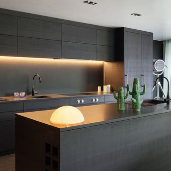 Ilustrasi dapur dengan nuansa warna hitam, pencahayaan di dapur. 