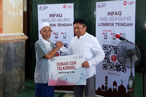 Telkomsel Bagikan 500 Kilogram Kurma ke Masjid Agung Lombok Tengah