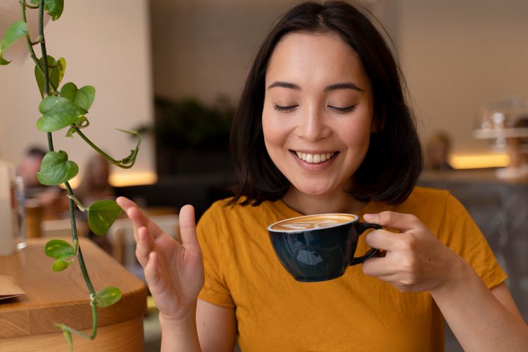Ilustrasi wanita sedang menikmati secangkir kopi.
