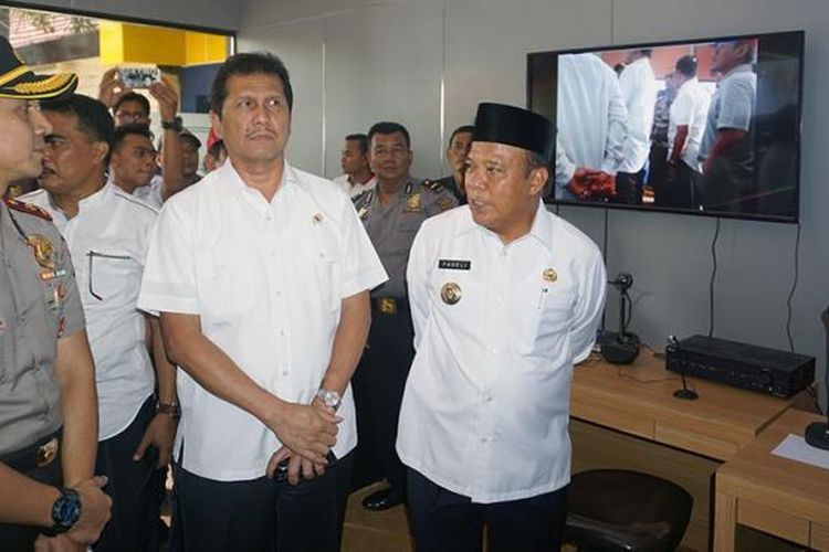 Bupati Lamongan Fadeli (kanan), saat mendampingi Menteri PAN-RB Asman Abnur (tengah) meninjau pelaksanaan aplikasi Soto di Polres Lamongan, Rabu (19/10/2016) kemarin.