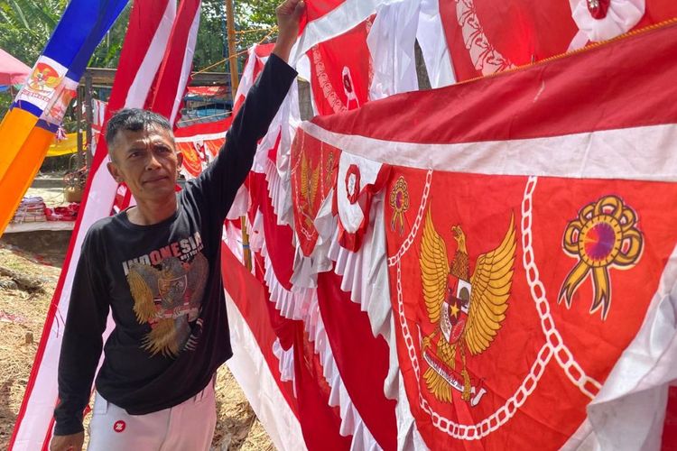 Pedagang Bendera di Balikpapan Mengeluh Sepi Jelang HUT RI, Ada yang Utang Buat Makan