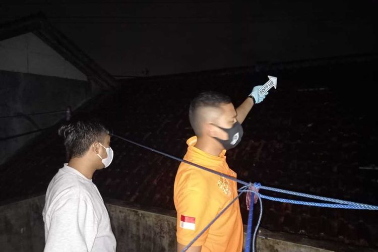 Tim Inafis Satreskrim dan anggota Polsek Tawang Polresta Tasikmalaya sedang melakukan olah lokasi kejadian seorang pelajar tewas tersetrum kabel listrik saat nongkrong di atas genting rumah tetangganya di Kecamatan Tawang, Kota Tasikmalaya, Minggu (1/8/2021) dini hari.