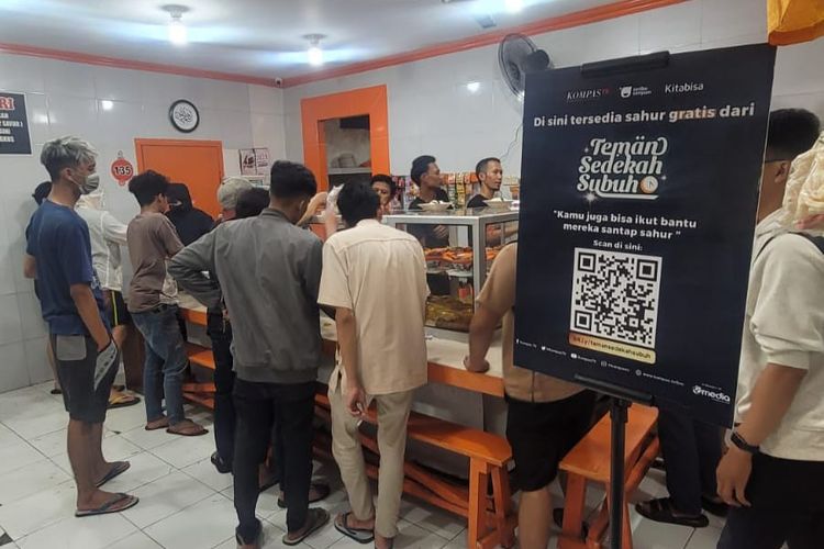 Masyarakat jalanan di Kota Cimahi tengah antre makanan sahur gratis, Jumat (7/4/2023).